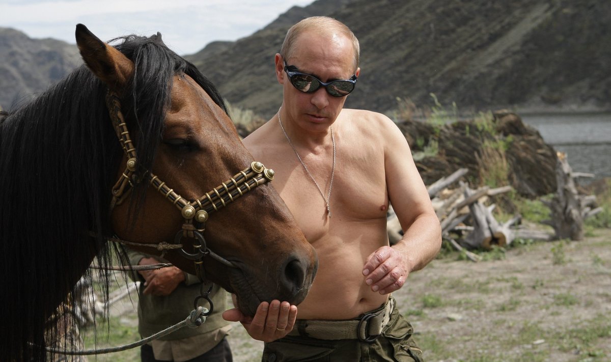 MÜÜDI PURUNEMINE: Pilt 2009. aastast, kui Putin veel hobustega ratsutas ja kurgedega lendas.