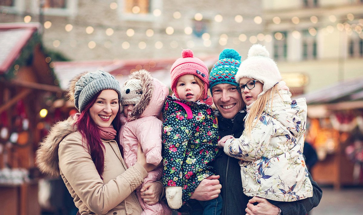 Britt ja Bruno tütarde Eileeni, Ella ja Eloise’iga Tallinna vanalinnas jõuluturul.