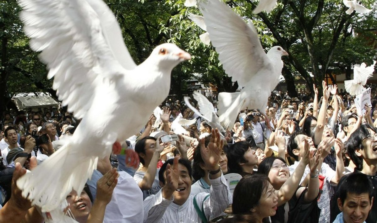 Laupäeval lasid jaapanlased Tokyos Yasukuni hiies lendu valgeid tuvisid, et mälestada Jaapani Teises maailmasõjas kapituleerumise 64. aastapäeva.