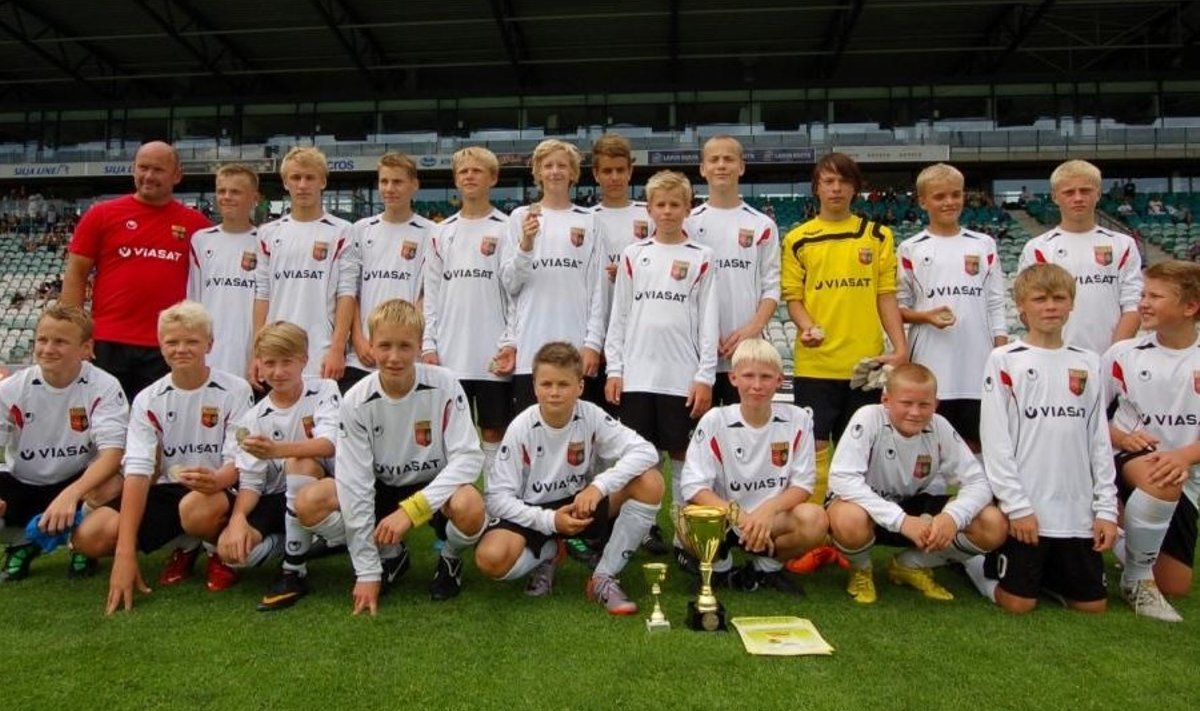 Nõmme Unitedi 1997. aastal sündinud poiste meeskond ja treener Erki Kesküla sel suvel Turus peetud sõpruslinnade turniiril.
