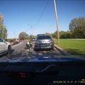 VIDEO | Politseinik kukerpallitab autosse, et põgenenud sohver tabada