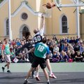 FOTOD JA VIDEO: Kaks legendaarset Tallinna kooli tähistasid juubelit Vabaduse väljakul korvpallilahingutega