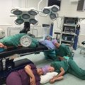 ФОТО: Врачи и медсестры пришли на работу с подушками