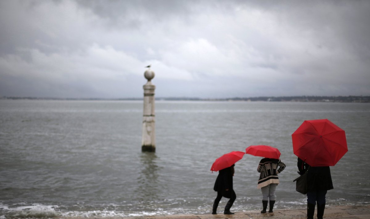 Turistid Lissabonis, "Cais das Colunas" juures