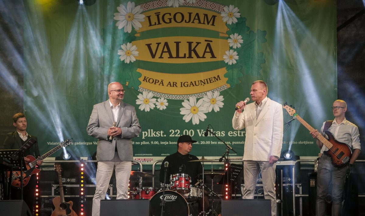 Valka linnapea Vents Armands Krauklis ning Valga vallavanem Margus Lepik kahe riigi ühisel jaanipeol 2018. aastal.