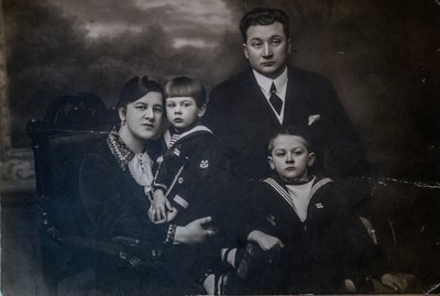 Julius Trumm abikaasa ja kahe pojaga