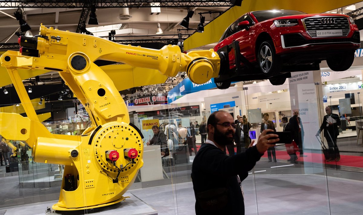 Hannoveri tööstusmessil eelmisel nädalal näidatud robot tõstab autot mängleva kergusega.
