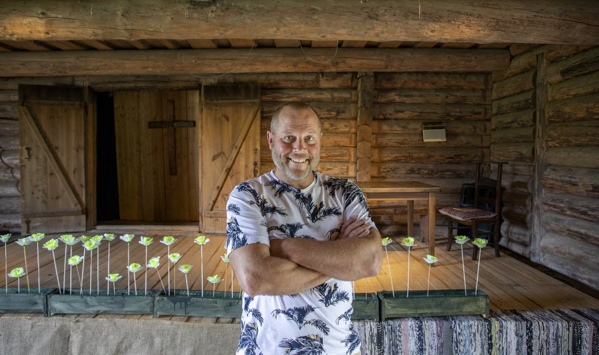 Arlet Palmiste Vargamäel, oma lavastuse „Issanda teener“ laval.