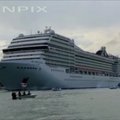 VIDEO | Esimene Veneetsiasse naasnud kruiisilaev piirati protestijate poolt sisse