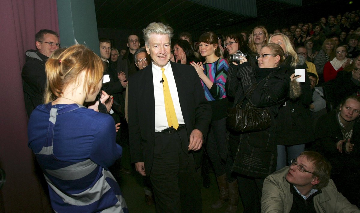 OMAS IHUS: David Lynch suundumas lavale kinos Kosmos, transtsendentaalse meditatsiooni loengul. Lynch andis aastal 2007 Eestis käies teada ka plaanist rajada Tallinnasse Võitmatuse Ülikool, kus seda praktikat õpetama hakataks.