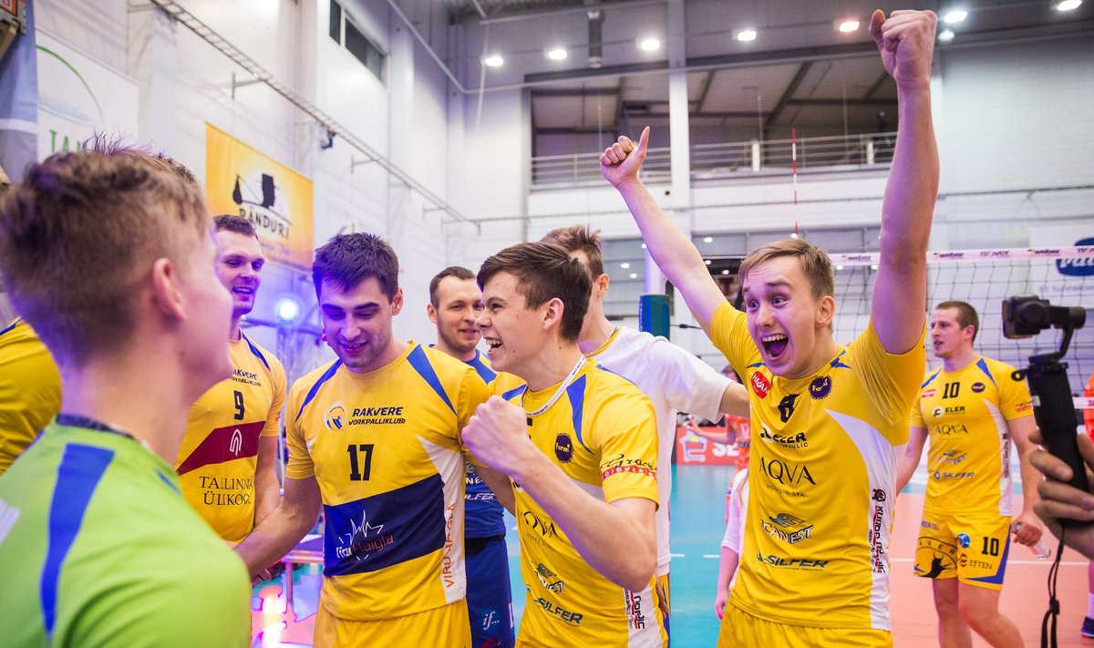 Rakvere Võrkpalliklubi mängijad Balti liiga võitu tähistamas