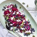 RETSEPT | Kergete salatite aeg. Koos loodusest nopitud kraamiga saab peedist, arbuusist, ciabatta’st ja rabarberist hõrgutis