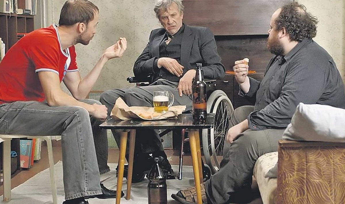 Raul (Märt Avandi), Viktor (Aleksander Eelmaa) ja Artur (Jaan Pehk) räägivad tupiktänava jutte. (Kaader filmist „Tupiktänava mehed”)