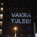 FOTOD: Noorsotsid maalisid valgusega Tallinna linnavalitsuse maja seina