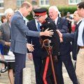 FOTOD: Appi tõttab kuninglik käsivars: Prints Williami raudne haare turgutas raskusjõule lahingu kaotanud vanapapi jalule