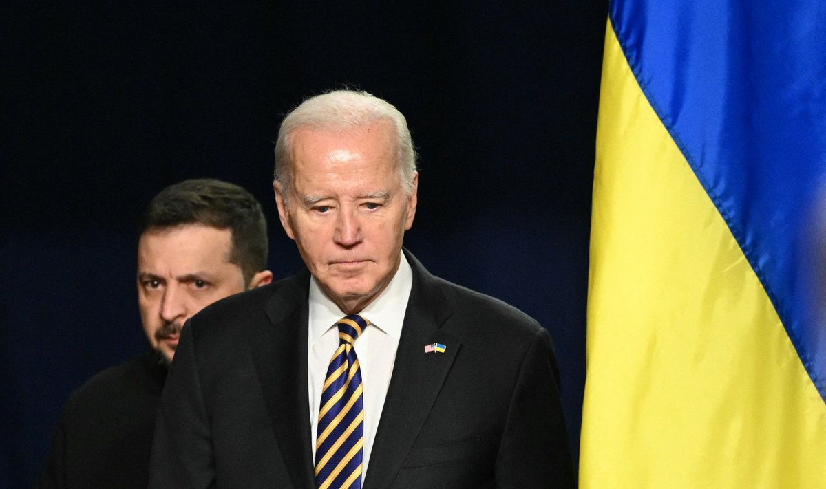 Volodõmõr Zelenskõi (taga) ja Joe Biden teisipäeval Washingtonis. Kongressi vabariiklasi ei veennud ka populaarse külalise linna saabumine.