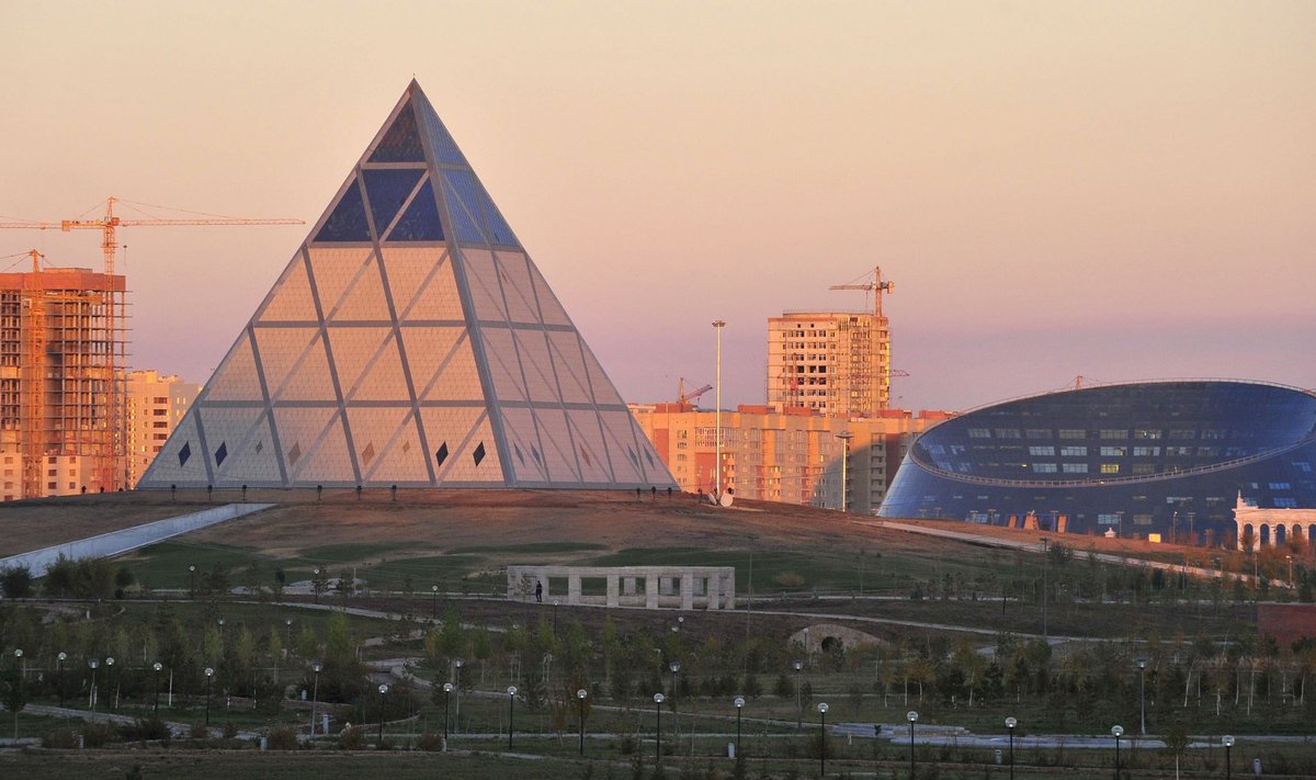 Rahu ja harmoonia püramiid Astanas, kus üle ilma kogunenud usutegelased kaks päeva rahu ja harmooniat otsisid.