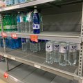 FOTOD | Kuressaare elanikud ostavad poodidest suurtes kogustes pudelivett