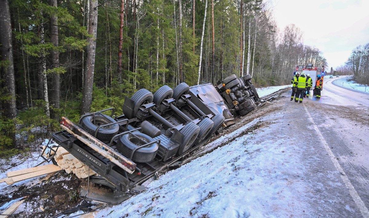 Lauakoormaga veok sõitis Viljandimaal libeduse tõttu kraavi.