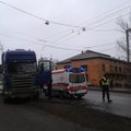 ФОТО: В Таллинне водителю стало плохо за рулем, он врезался в столб и умер