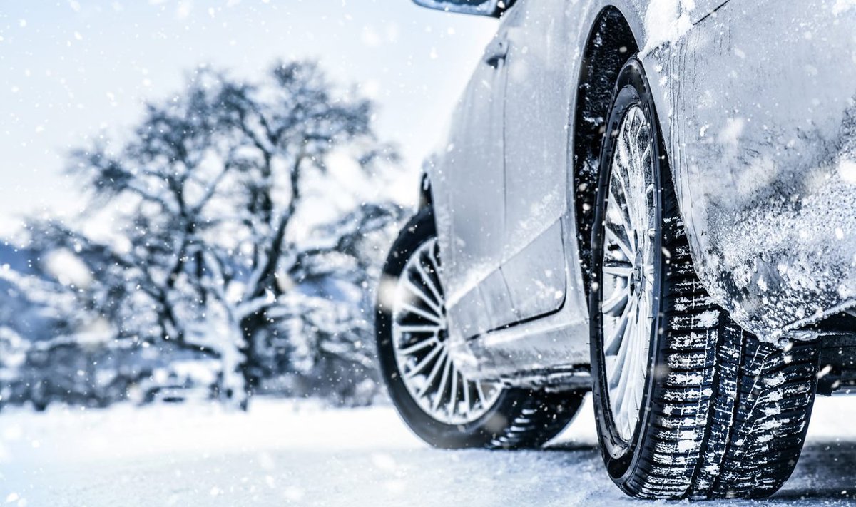 Автомобиль зимой, иллюстративное фото.