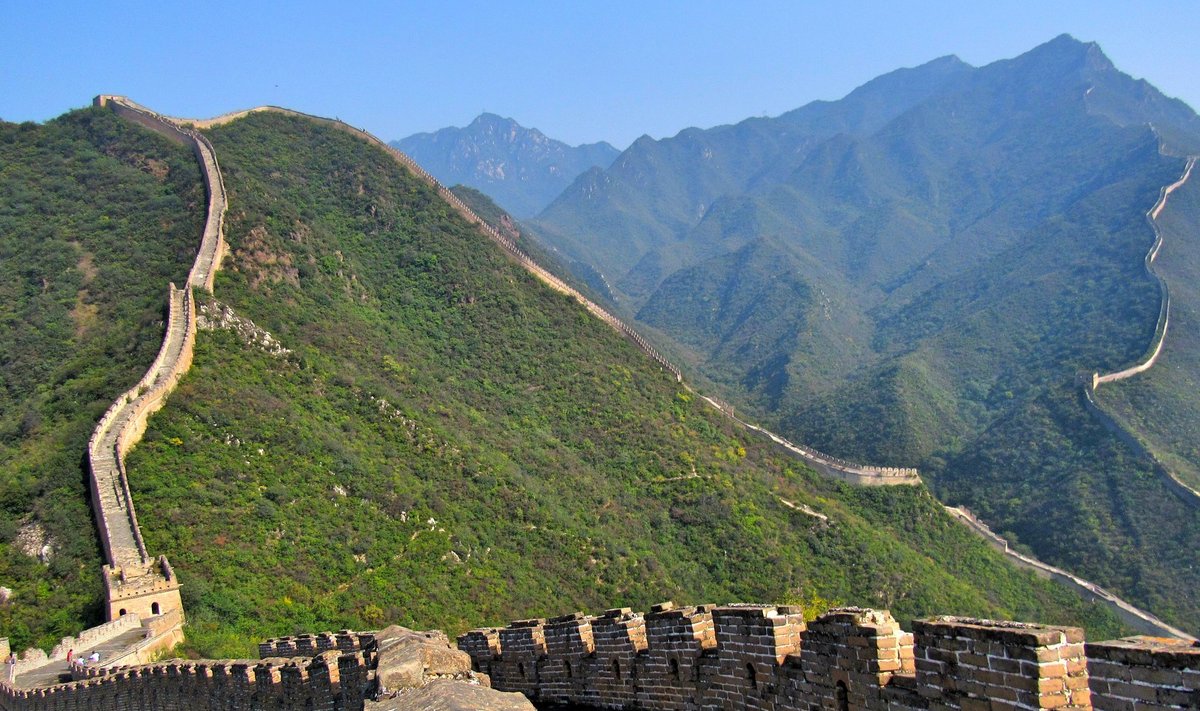 70 km Pekingist põhja poole jääv Huanghuachengi Hiina Müüri lõik oli üks strateegilisematest müüriosadest ning on hämmastavalt vastupidavalt säilinud. Kuulus metsik (turistidele mitte restaureeritud) müüriosa ümbritseb Haomingi järve.  Mäeharjade kohal kergelt tuvastatav hägusus on tingitud Pekingist ulatuvast õhusaastest.