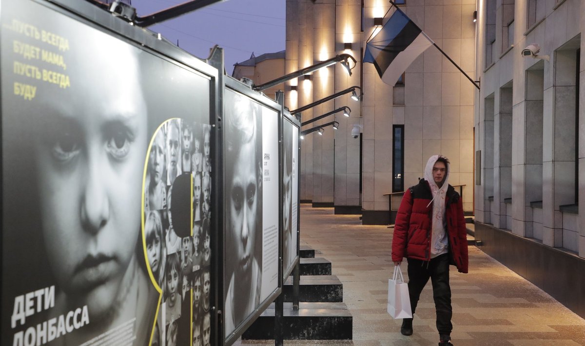 Moskvas Eesti saatkonna ees möödub juhuslik jalakäija fotograafide Irina Laškevitši ja Daniil Bogdani näitusest, kus kujutatakse Donbassi lapsi.