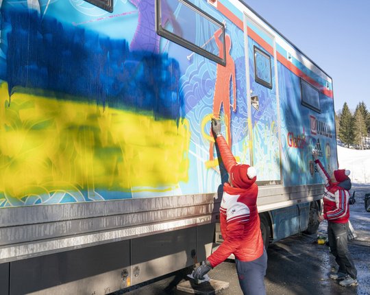 Pikamaasuusatamise sari reklaamis oma võistlust Venemaa sportlasega