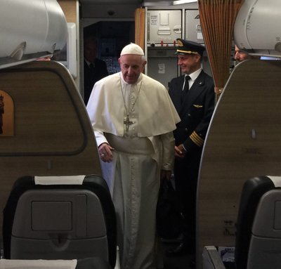Paavst Franciscus astub lennukisse, et suunduda Balti riikidesse.
