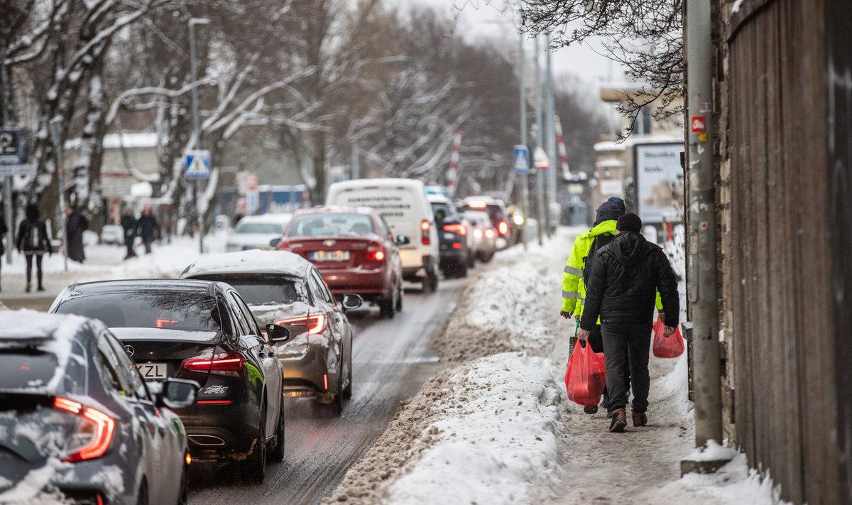 Tallinna sõiduteed tuleb lumest kiiremini puhastada kui kõnni- ja rattateed. 