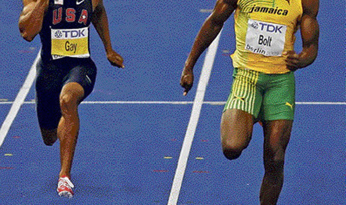 Usain Bolt (paremal) väidab, et ei jahi rekordeid, vaid jookseb võidu pärast — rivaal Tyson Gay jäi teiseks.