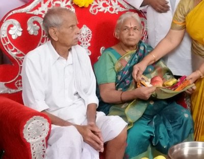 74-aastane ema ja tema abikaasa Rajarao (foto: India Photo Agency / SWNS)