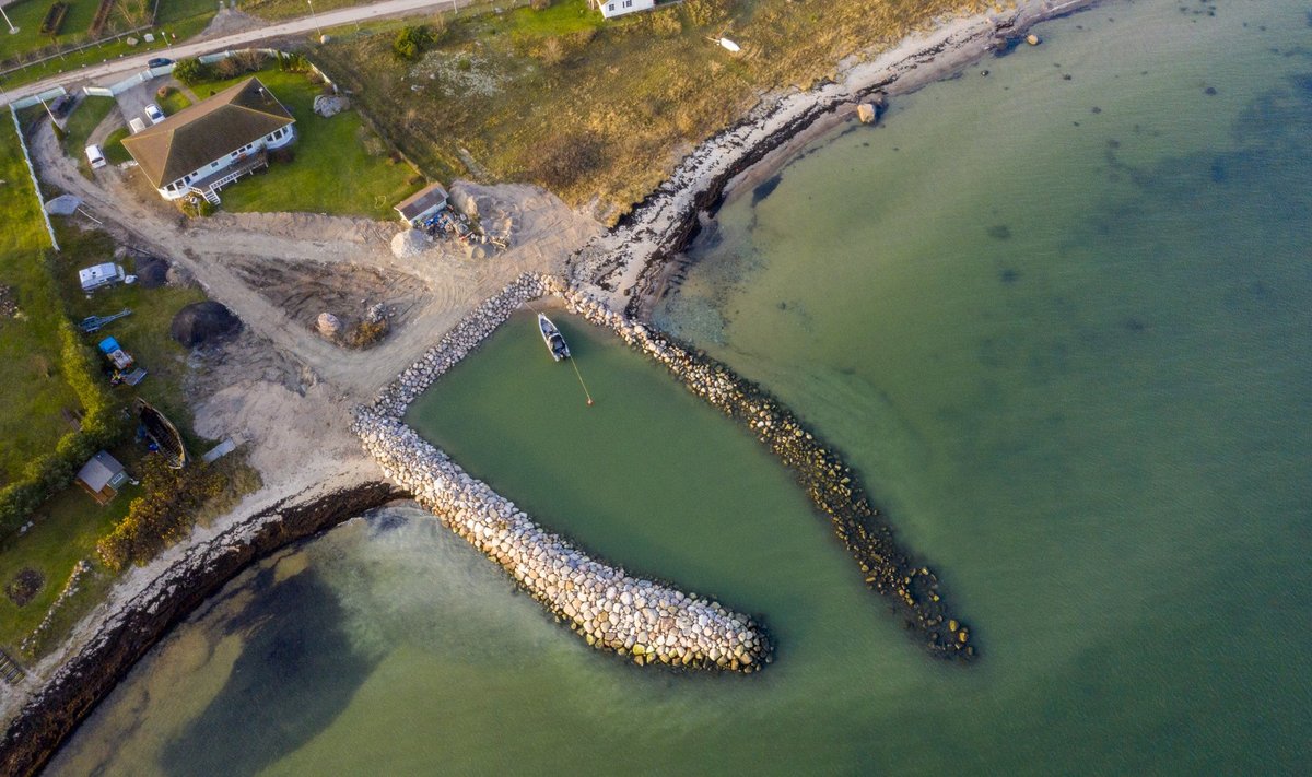 Valdur Kahro ebaseaduslikult Rohuneeme randa rajatud sadam, kivide ladustamine Rohuneeme maastikukaitsealal