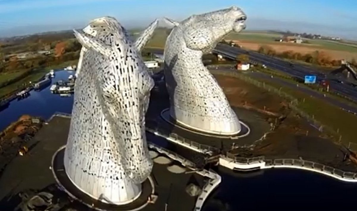 Maailma suurim hobuseskulptuur "Kelpid" Šotimaal Falkirkis. Kaader videost.