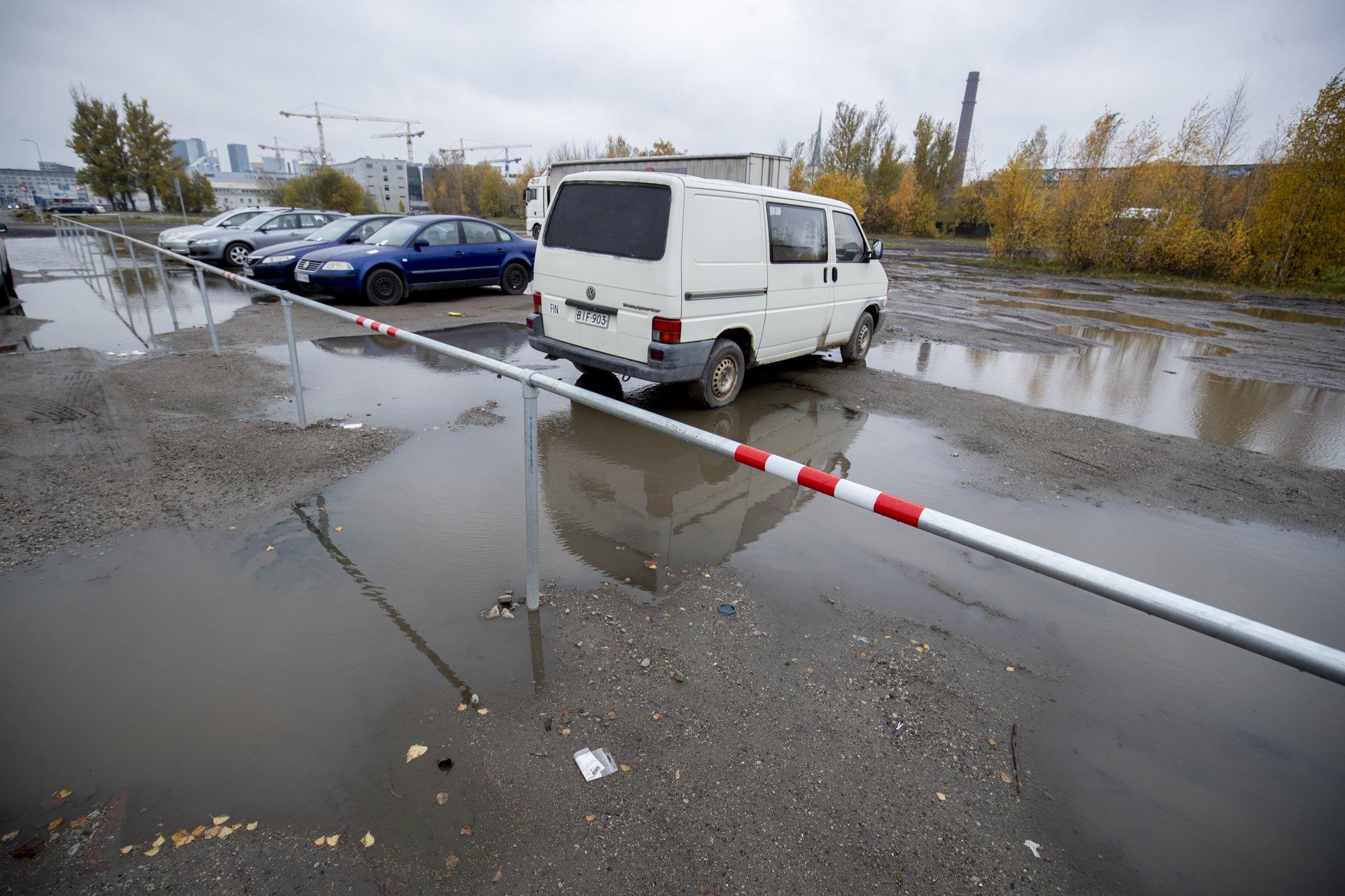 ФОТО | Странная парковка в центре Таллинна: неухоженная зона, брошенные  машины, штрафы и горы снега. Законно ли это? - Delfi RUS