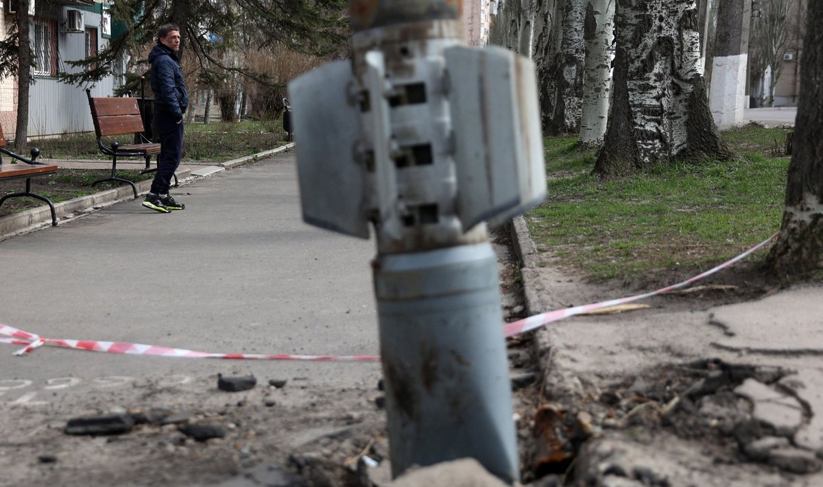 KOBARPOMM: Sellel pildil küll venelaste oma, mis maandus Ukraina maapinnas nii, et lõhkemata sabaosa jäi püsti turritama.