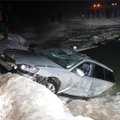 ФОТО: На карьере Мяннику автомобиль провалился под лед