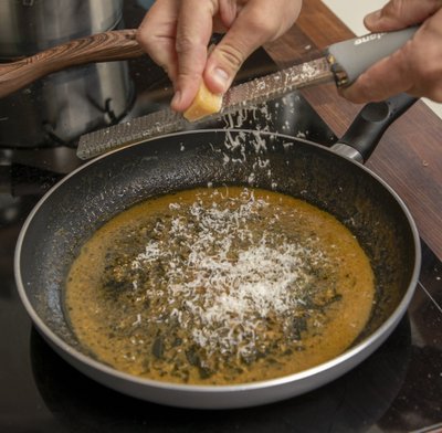 Keetke lambaleemest, võist ja salveist kaste, mida võib täiendada parmesaniga.