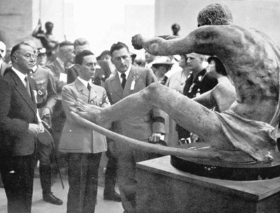 PÄRIS HEA: Goebbels vaatab Berliinis skulptuurikulla võitnud tööd "Pahur sõudja", autor Farpi Vignoli.