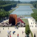 FOTOD: Kunstnik ehitas Versailles’ parki metallist hiigelvagiina, furoor ei jäänud tulemata
