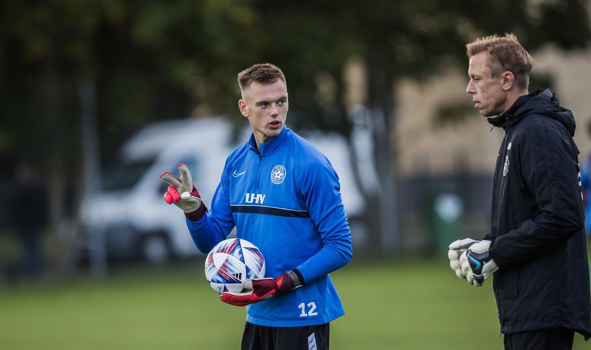 Eesti koondise väravavaht Karl Jakob Hein ja väravavahtide treener Mart Poom. Hein loodab Poomi järel saada teiseks eestlaseks, kes Arsenali esindusmeeskonna eest ametlikus mängus platsile pääseb.