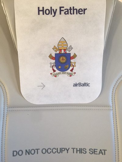 Paavsti erimärgistusega iste airBalticu lennul.