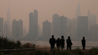 New York on kaetud oranži tossuga