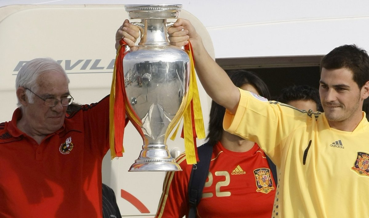 File photo of Spain's goalkeeper and captain Casillas and national soccer team coach Aragones hold up Euro 2008 trophy in Madrid