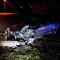 ФОТО: В ночь на субботу в Тарту пьяная компания на BMW врезалась в столб