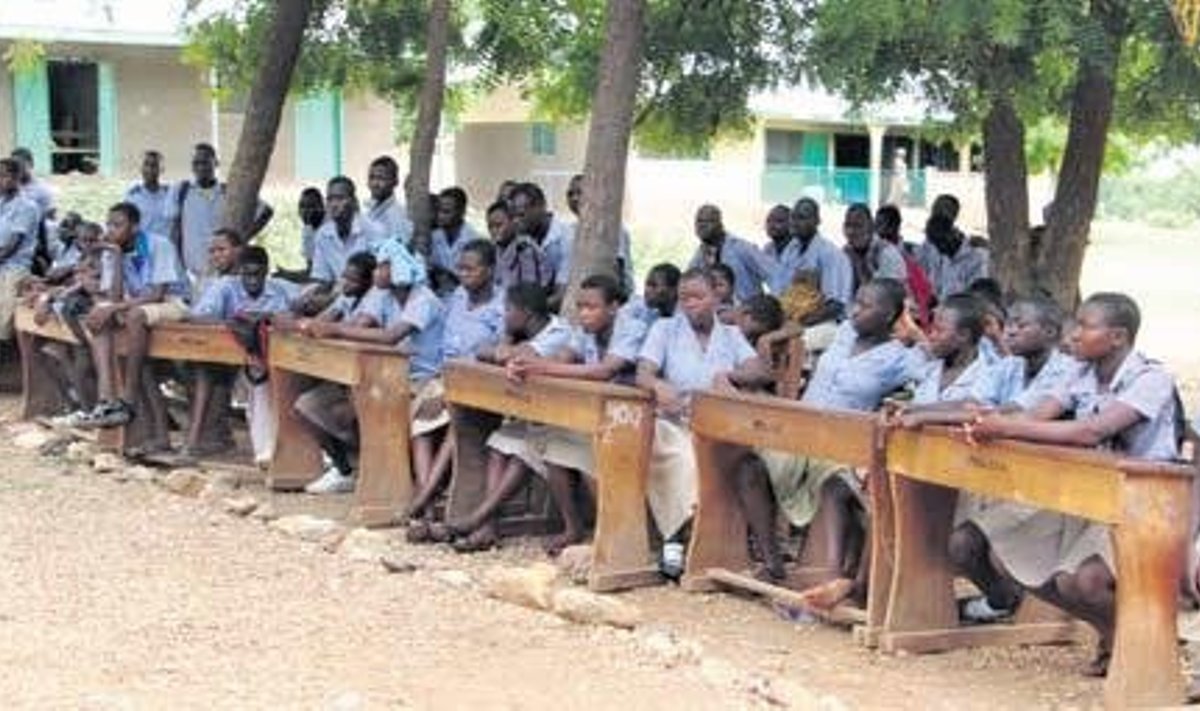 Kongo Presentation J.H.S keskkooli õpilased koolimaja ees