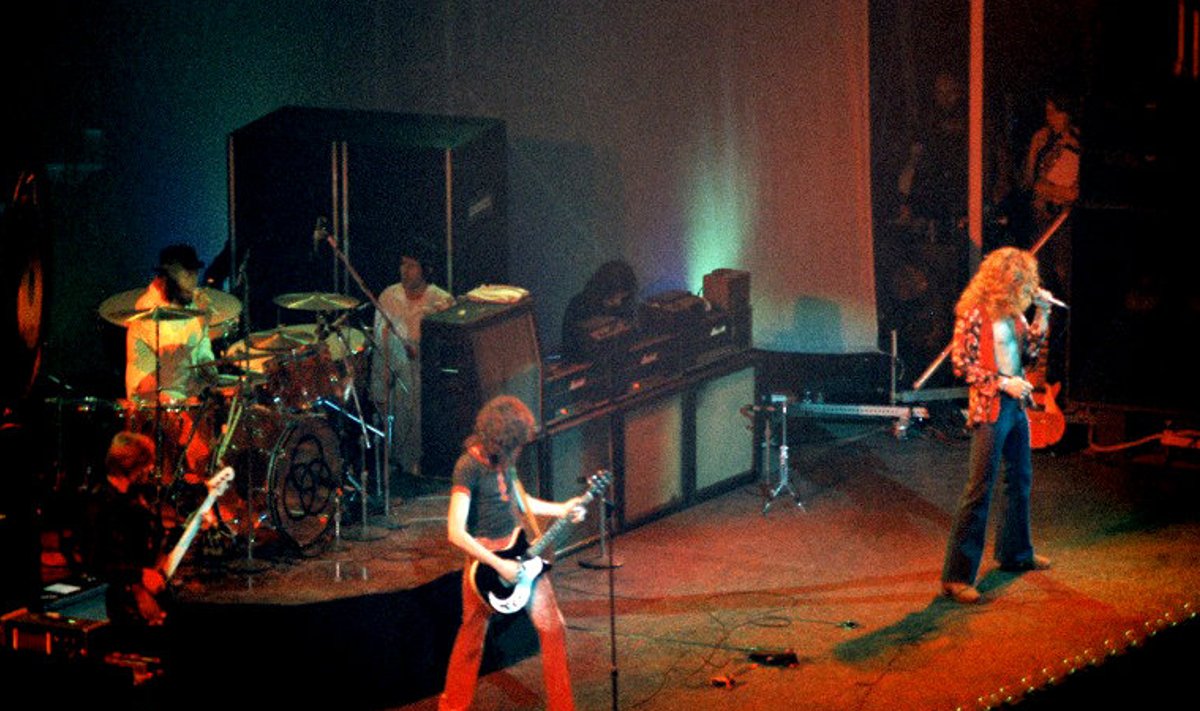 Led Zeppelin esineb 1975. aastal Chicagos vaid kuu aega enne menuka albumi "Physical Graffiti" ilmumist.
