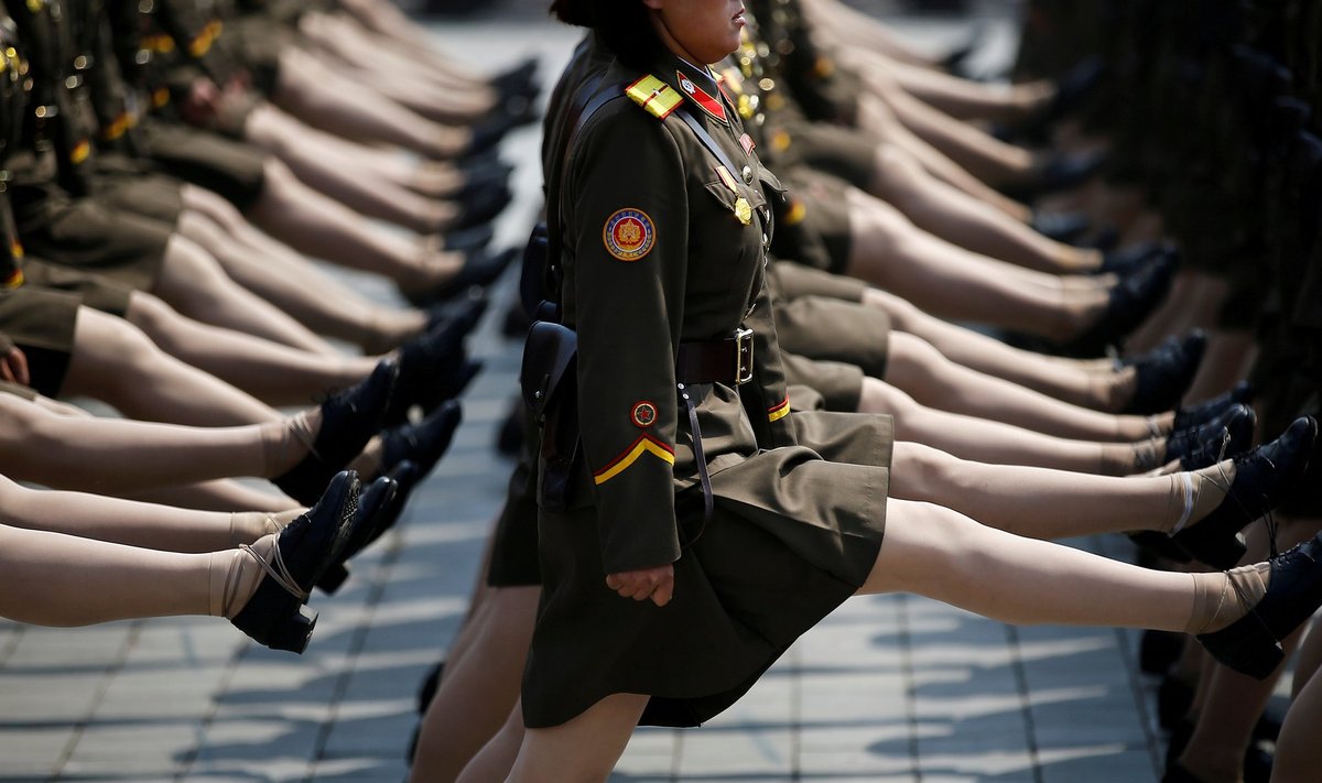 Kaks kolmandikku Põhja-Koreast põgenejatest on naised. Pildil Põhja-Korea armee marss riigi aastapäeval