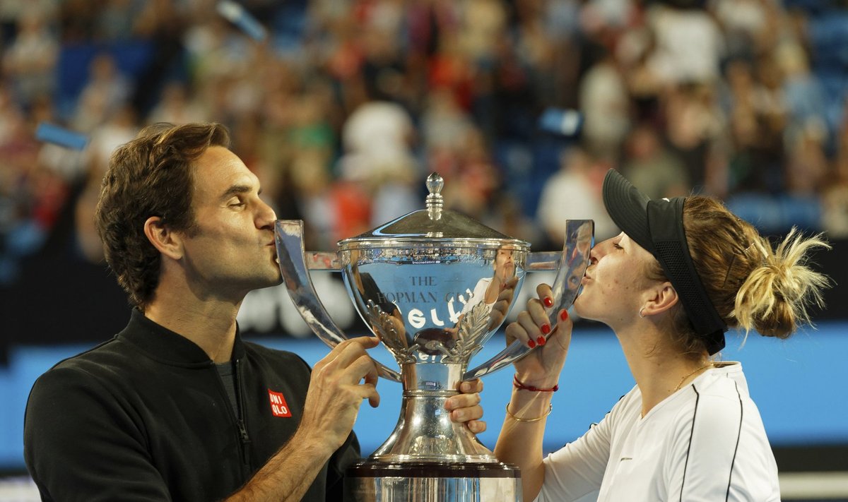 Roger Federer ja Belinda Bencic võidukarikat suudlemas