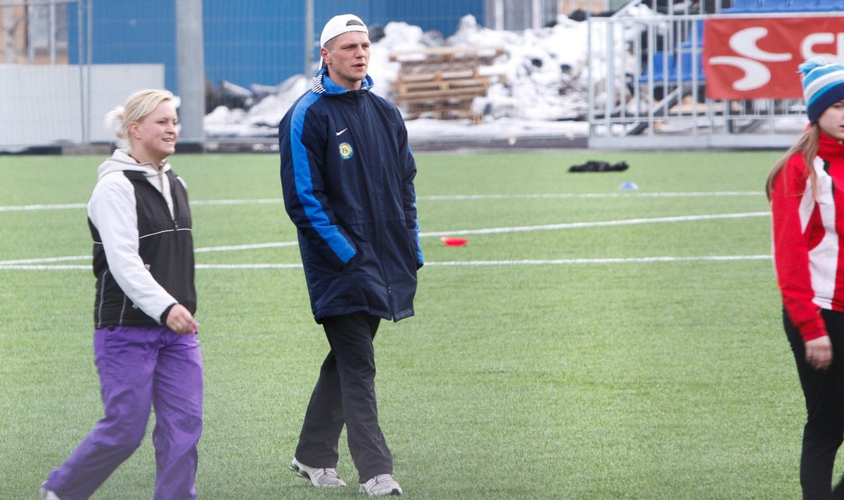 Eluaegne jalgpallis tegutsemise keeld ei takistanud Maksim Gruznovi ka 2013. aastal Narvas treeninguid läbi viimast.